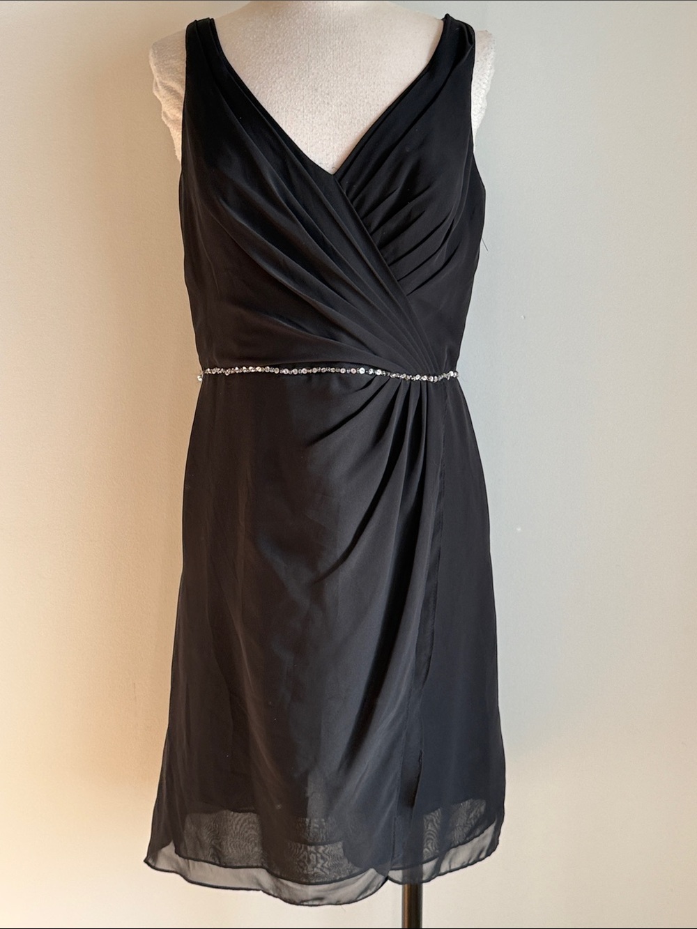 Elegant Black V-Neck Sleeveless Dress with Beaded Waist